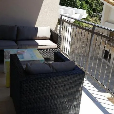 Rustica St - Two-bedroom With Balcony And Shared Pool 1 Kat Appartamento *