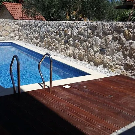 Rustica St - Two-bedroom With Balcony And Shared Pool 1 Kat