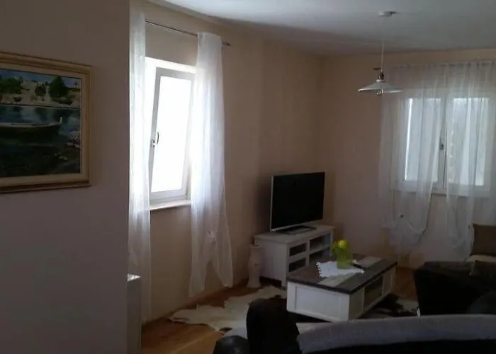 Rustica St - Two-bedroom With Balcony And Shared Pool 1 Kat *