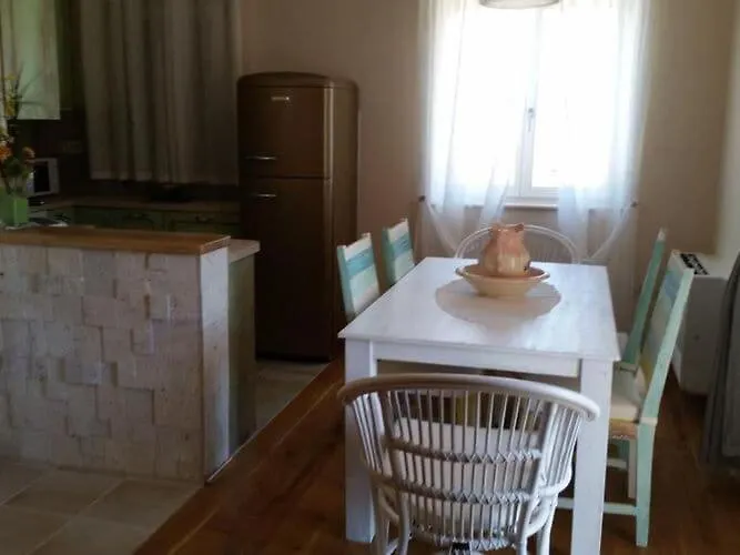 Rustica St - Two-bedroom With Balcony And Shared Pool 1 Kat Appartamento Zara