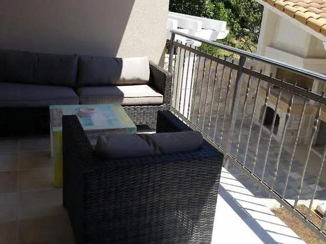 Rustica St - Two-bedroom With Balcony And Shared Pool 1 Kat Apartman *